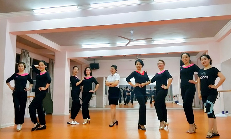 蔡總參加宜昌旗袍協(xié)會女企分會形體訓(xùn)練201806.jpg