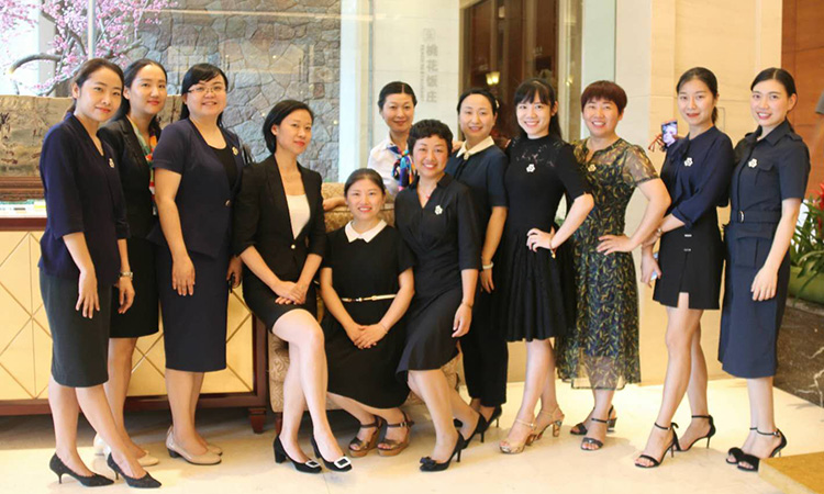 蔡總與宜昌市婦聯(lián)工作人員合影201806.jpg